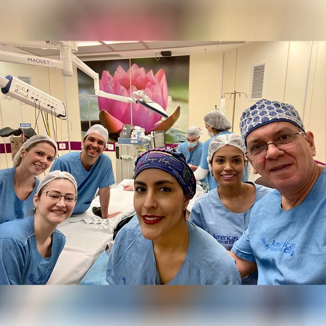 Dra. Cynthia Montenegro con el equipo quirúrgico del Dr. Carlos Roxo, el mejor internacionalmente en Cirugía Plástica Pos-bariátrica
