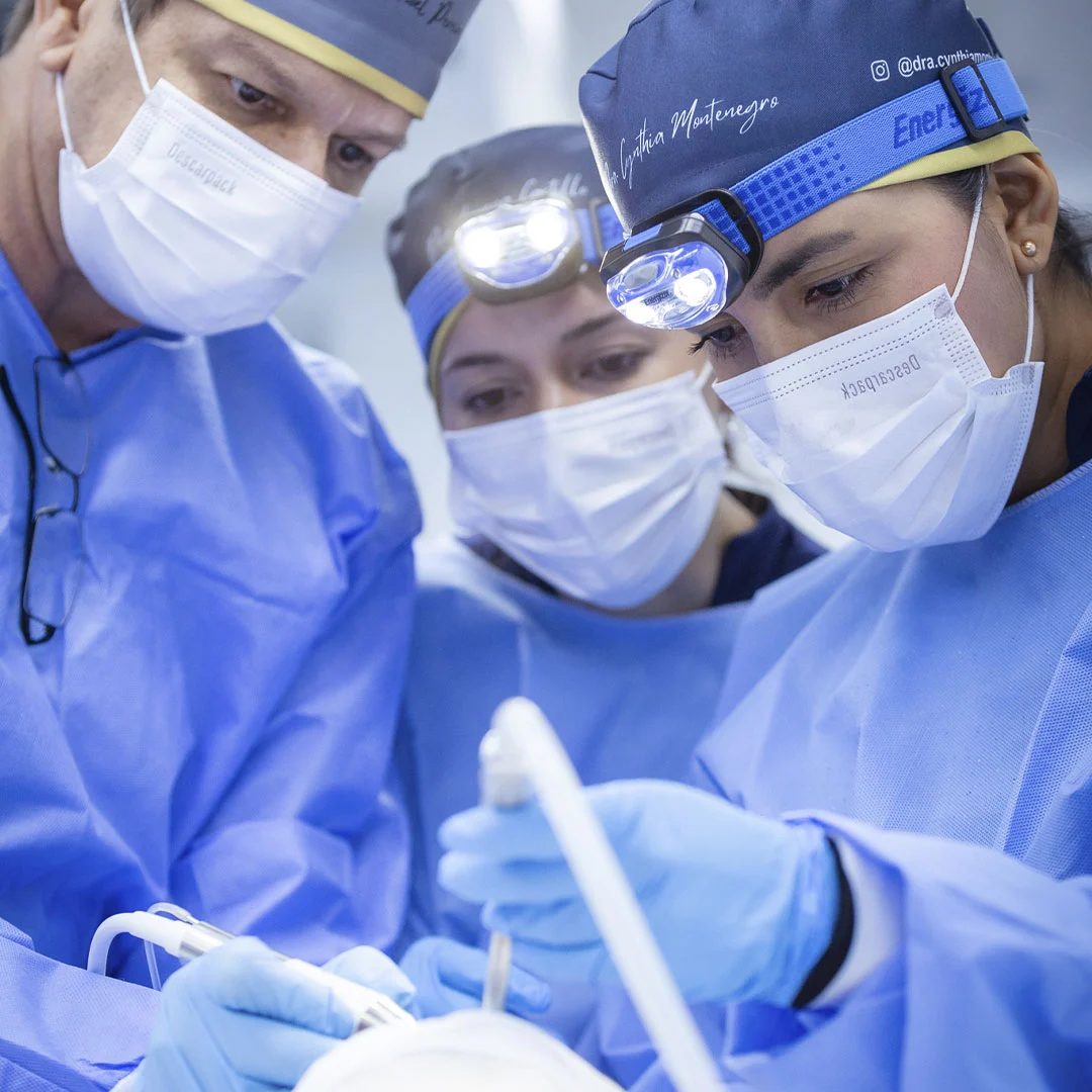 Dra. Cynthia Montenegro con el Dr. Manuel Pereira en el Hands On Cadaver Lab en el Hotel Rosewood, Sao Paulo, Brasil, 2024